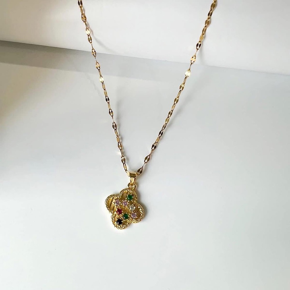 Elegant Gold Pendant Necklace